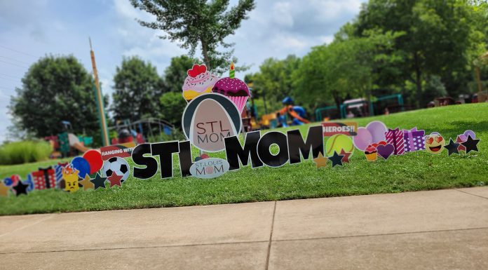 Balloon Art by Goloongo that says STL MOM