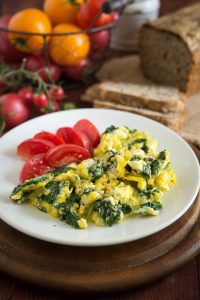 scrambled eggs with sausage and spinach as a quick and easy breakfast