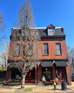 a brick building that houses The Mud House cafe in St. Louis, MO