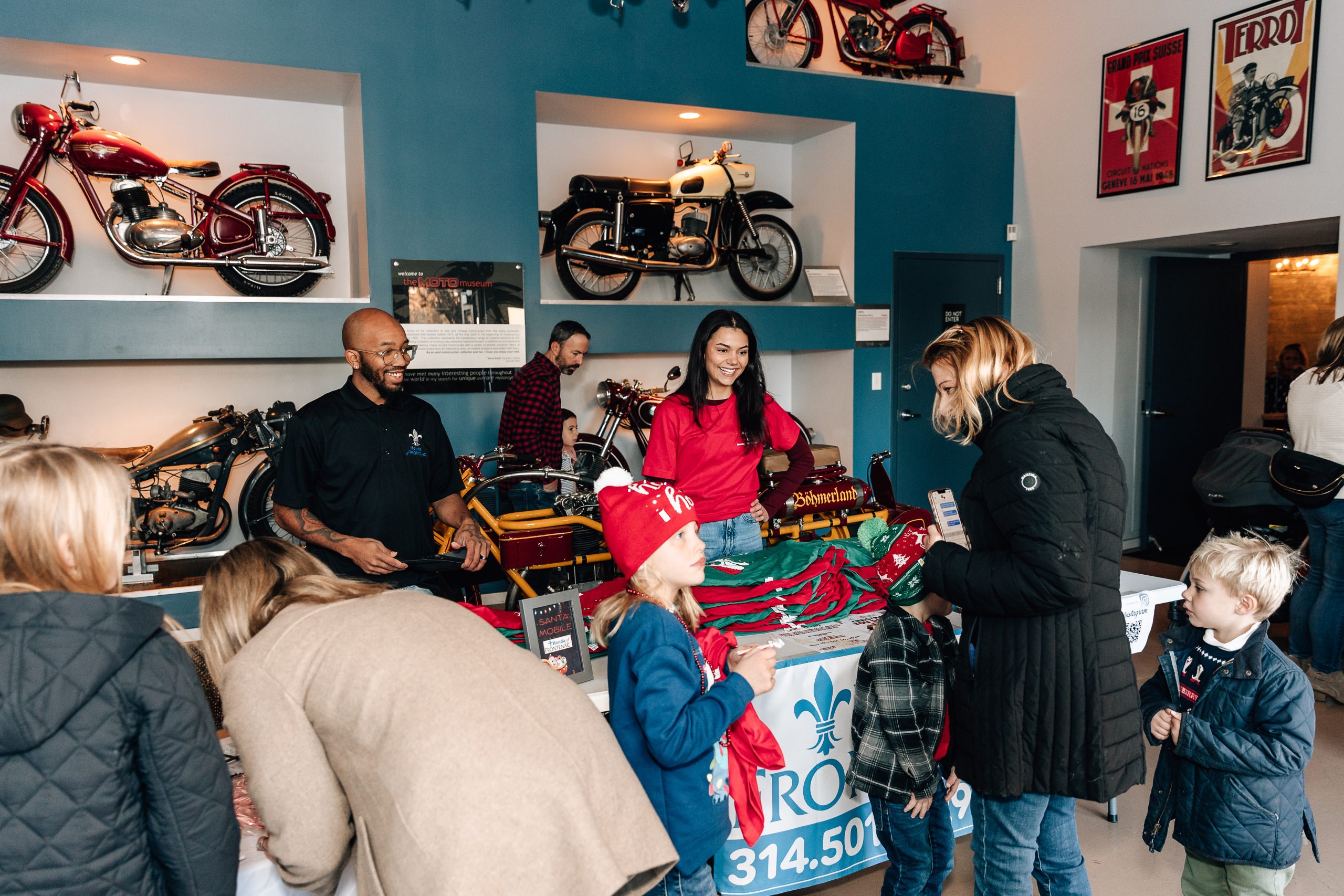 STL MOM | Donuts with Santa (Vender Images)